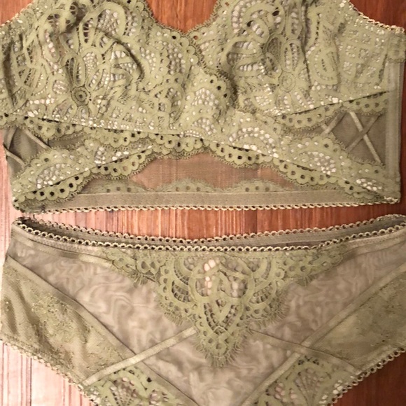 Victoria’s Secret bralette & thong set size Small - Picture 2 of 3